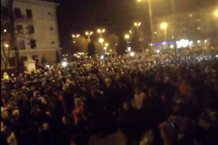 Появилось видео, как тысячи запорожцев проводят сепаратистов коридором позора в УБОП