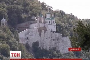 Сепаратисты закрыли для верующих Святогорскую Лавру и устроят в ней госпиталь