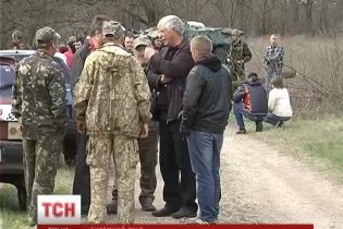На Луганщині місцеві заблокували колону української бронітехніки, щоб "їх почули"