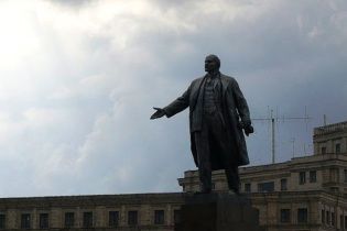Ленінопад триває: пам'ятник вождю впав у Гуляйполі