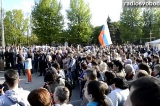 На мітингу сепаратистів невідомі жінки оголосили про створення "Луганської народної республіки"
