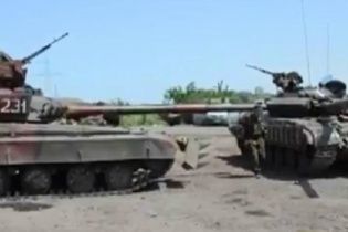 Блокпосты украинских силовиков в Славянске начали охранять танки