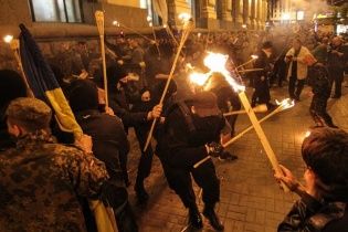 "Факельное шествие" на Майдане: молодчики в балаклавах подрались с самообороной