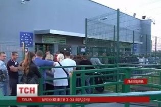 Львовяне-"муравьи" на себе переносят через границу из Польши бронежилеты для сил АТО