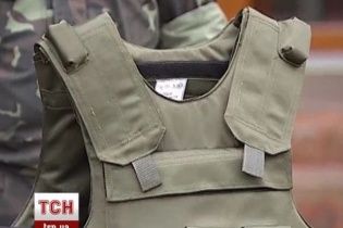 Экс-регионалы передали украинским военным 145 бронежилетов с кевларовыми касками