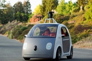 Google створив автомобіль-робот без керма і педалей