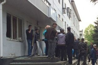 В Красноармейске и Родинском сепаратисты штурмом захватили горотделы милиции - СМИ