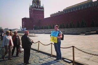 В Москве россиянин пикетировал возле Кремля с флагом Украины