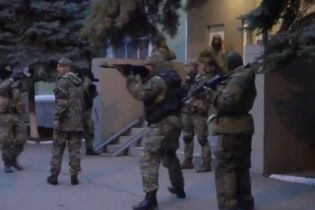 В сети появилось видео с "зелеными человечками", устроившими стрельбу в Краматорске