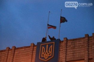 В Артемівську сепаратисти на даху міськради підняли прапор "Донецької республіки"