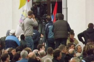 У Луганську захопили ОДА: сепаратисти вимагають у міліції здати зброю (онлайн-трансляція)