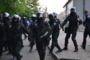 Появилось видео, как в Харькове милиция дубинками "успокаивает" проукраинских активистов