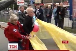 В Крыму на Первомай бабушки били студентов и кричали "Путин - президент мира"