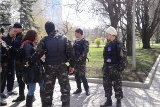 В Луганске вооруженные боевики в камуфляже похитили директора школы