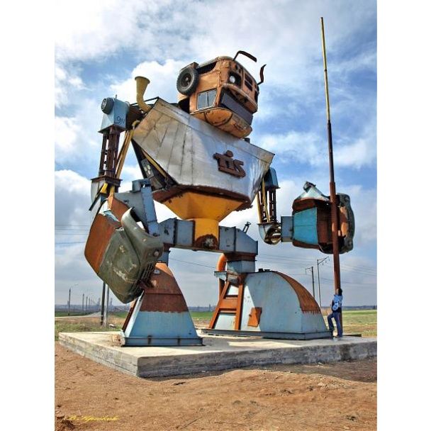 10-метровому роботу-трансформеру под Одессой "дали в руки" флаг Украины