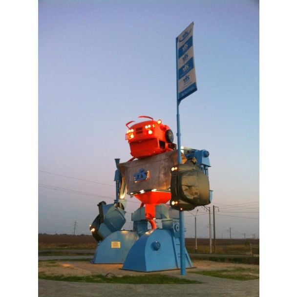 10-метровому роботу-трансформеру под Одессой "дали в руки" флаг Украины