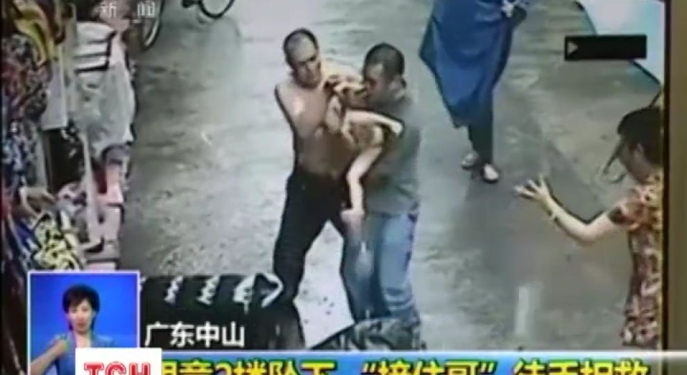 В Китае прохожий спас ребенка, который выпрыгнул из окна