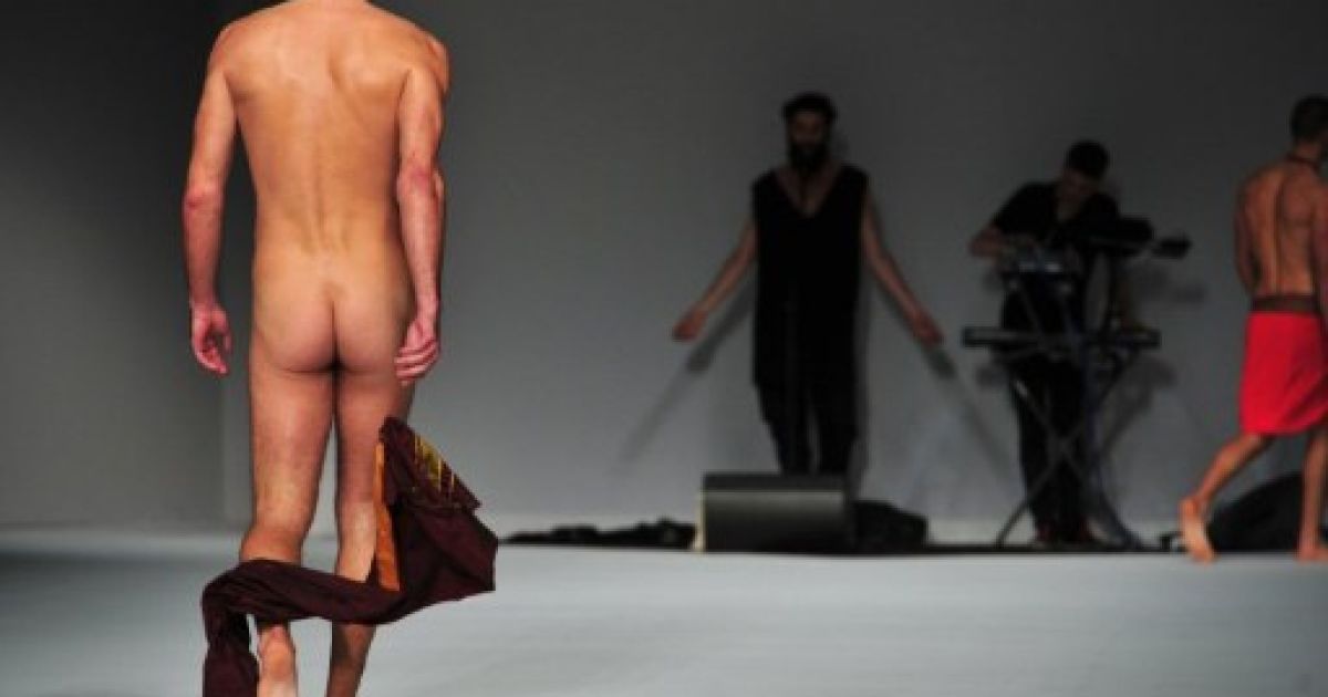 pokaz-golih-muzhikov-sluchayniy-seks-v-kolgotkah-onlayn