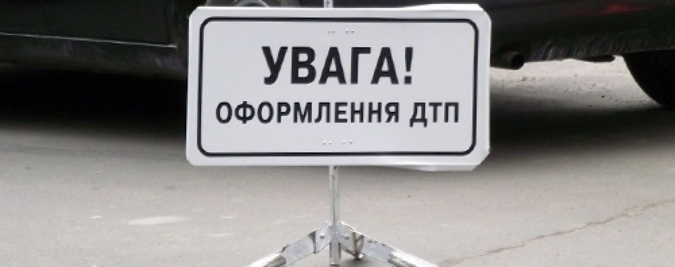В Борисполе водитель Mercedes сбил на пешеходном переходе ребенка: видео
