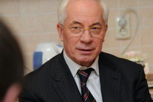 Азаров просит МВФ списать долг за счет новых кредитов