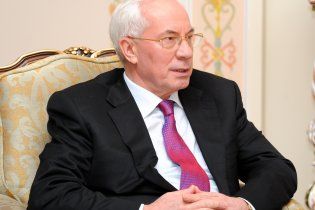 Азаров закликав водіїв знімати кіно про даішників