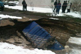 В Киеве легковушка провалилась под асфальт