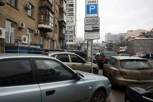 Українці знову можуть не платити за паркування