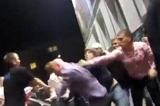 Російські хокеїсти натовкли пику п’яним гостям весілля (відео)