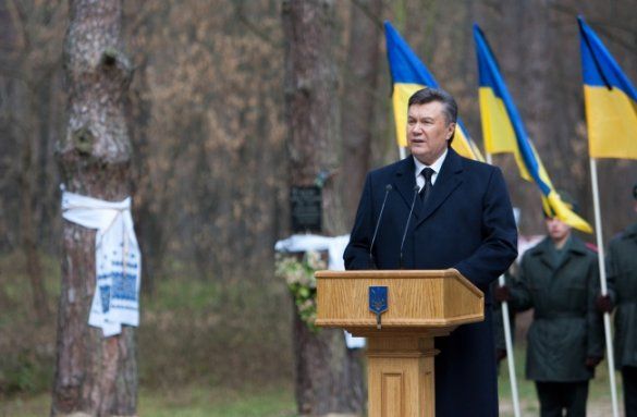 Янукович вшанував пам'ять жертв репресій у Биківні