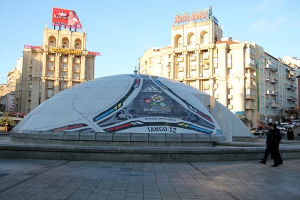 У центрі Києві з'явився величезний м'яч Євро-2012_1