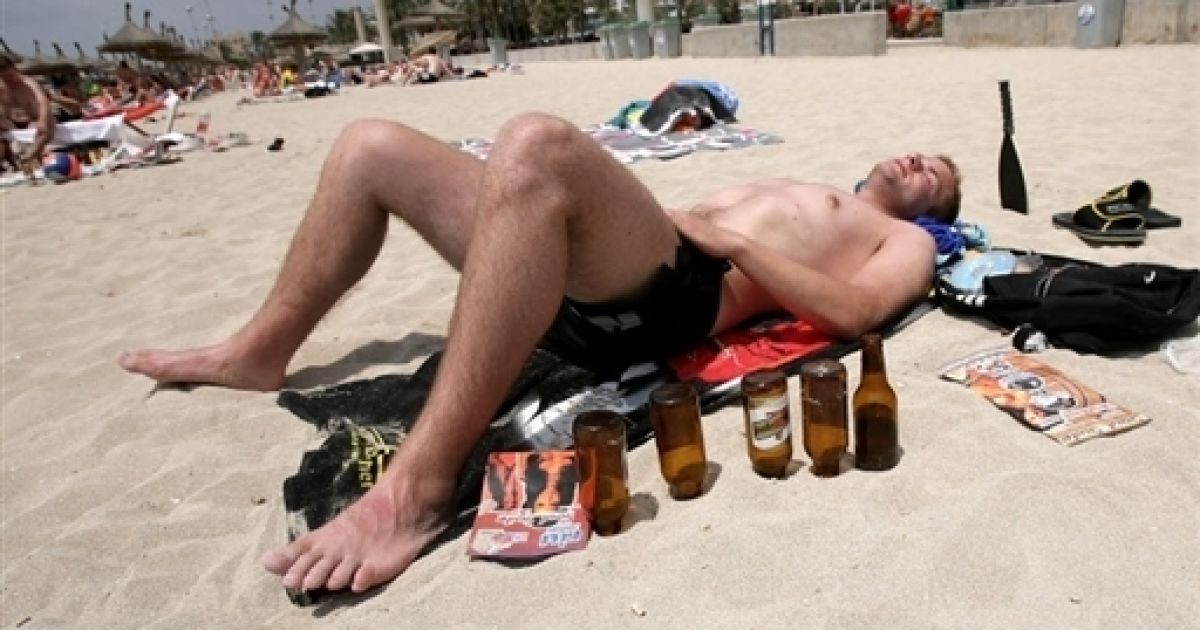 Парень пьяному натуралу. Мужчина с пивом на пляже.