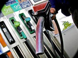 В Украине впервые за год подешевел бензин
