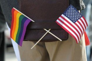 США залишать без грошей країни, де ображають геїв