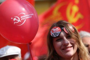 Комуністи зібрались навколо Леніна