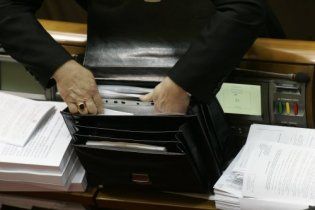 Депутати Ради носять з собою портрети Януковича і спрей для роту