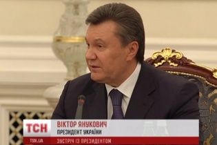 Машину Януковича обстреляли неизвестные