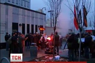 Оппоненты Майдана пикетировали посольство США и сожгли портрет Виктории Нуланд