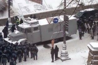 У мережі зʼявилося нове відео знущань над голим козаком-активістом