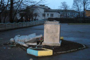 Очередной памятник Ленину повалили на Житомирщине