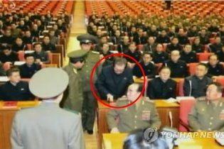 Ким Чен Ын бросил голого дядю в клетку с собаками, которые час рвали его и ели