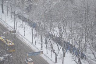 У центрі Києва колонами йдуть тисячі спортивних молодиків - опозиція