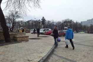 Люди нескончаемым потоком идут к Михайловскому собору с помощью