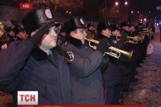 Біля Євромайдану бійці внутрішніх військ заспівали гімн України