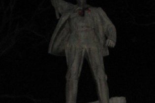 У Києві радянський пам'ятник обмалювали і написали "Герою УПА"