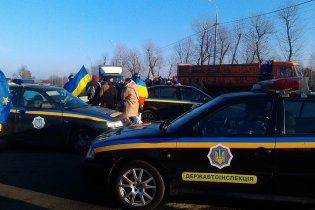 Біля Межигір'я євромайданівці зіштовхують машини міліції з дороги