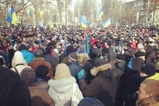 У Дніпропетровську міліція поливає протестувальників водою при 10-градусному морозі