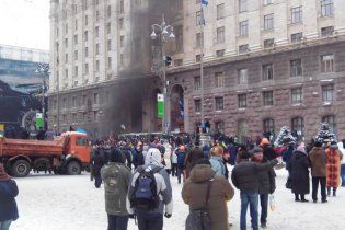 Митингующие закрыли двери КГГА и никого не пускают