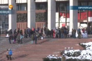 После жаркой штурмовой ночи Евромайдан обживает Украинский дом