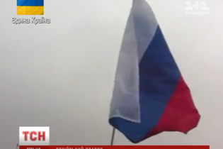 Невідомі молодики самовільно встановили прапор Росії у Луганську