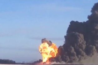 В США столкнулись два грузовых поезда: пламя угрожает 50 вагонам (видео)